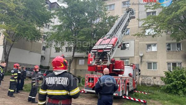 Autorități puse în alertă după ce un copil a rămas blocat într-un apartament din Dorohoi. Pompierii au intervenit cu autoscara - FOTO