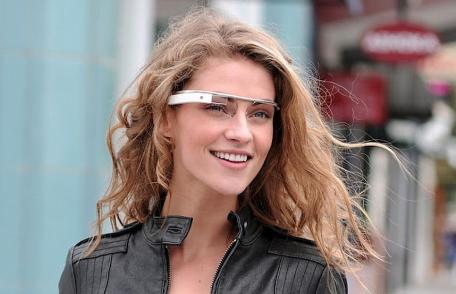 Google scoate la vânzare mai multe perechi prototip de ochelari conectaţi la internet