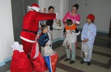 Copiii internaţi la secţia de pediatrie a Spitalului Municipal Dorohoi, vizitaţi de Moş Crăciun