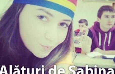 Intelectualii dorohoieni reacţionează: Apel de solidaritate cu Sabina Elena, eleva care nu se ruşinează să poarte tricolorul 