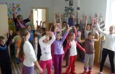 „Haideţi copii să cântăm cu toţi copiii din ţară!” La Şcoala Primară nr. 2 Sauceniţa - FOTO