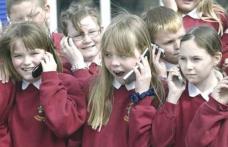 An școlar 2013-2014: Telefoanele mobile, walkman-urile şi săruturile sunt interzise în şcoli