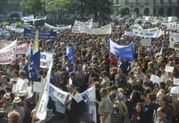 Cadre didactice botoșănene din LSI vor participa la mitingul de protest de la București