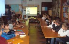 Elevii de la Liceul Tehnologic Plopenii Mari, Ungureni, instruiţi în domeniul situaţiilor de urgenţă - FOTO
