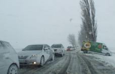 Iarna face ravagii în România: Viscol, sute de turişti blocaţi şi trafic paralizat