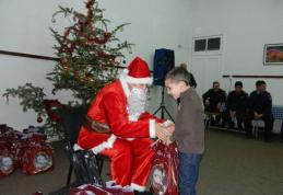 Moș Crăciun a venit la copii care au colindat IJJ Botoșani