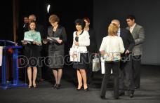 Elevi premiați de Mihaela Huncă și senatorul Doina Federovici la Olimpiada națională de limba și literatura ucraineană
