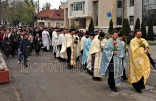 Zeci de credincioşi şi preoţi în pelerinaj de Florii la Dorohoi - FOTO