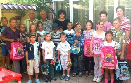 Copiii din Răuseni sprijiniți de senatorul Doina Federovici să întâmpine mai uşor începerea școlii - FOTO