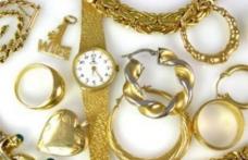 Câteva trucuri simple pentru curățarea bijuteriilor din aur