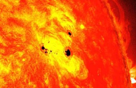 Cea mai mare pată solară din ultimii 24 de ani, vizibilă cu ochiul liber pe suprafaţa Soarelui