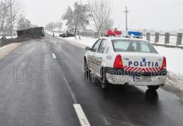 Un camion plin cu sfeclă s-a răsturnat în apropiere de Dorohoi - Vezi imagini cu accidentul!