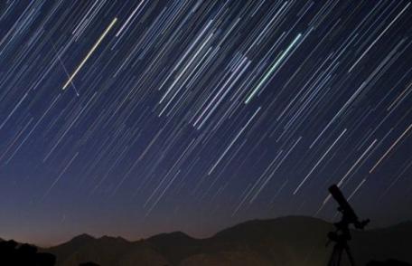 O misterioasă ploaie de meteoriţi va avea loc în acest weekend. Ce spun oamenii de ştiinţă