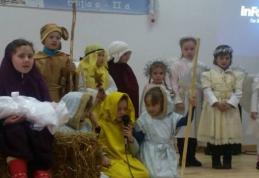Școala Gimnazială nr.1 Dumeni - Festivalul de datini și obiceiuri - „Iată vin colindători” - FOTO