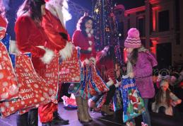 Moș Crăciun a venit la Dorohoi cu sute de cadouri și un spectacol de muzică și lumină – VIDEO/FOTO