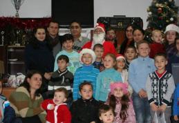 Echipa deputatului Tamara Ciofu şi cea a Primăriei Botoşani au adus cadouri de Crăciun copiilor