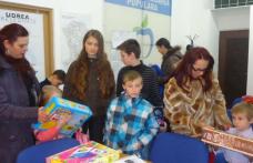 Daruri oferite copiilor de către membrii Partidulului Mișcarea Populară filiala Botoșani - FOTO