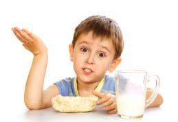 De cât lapte au nevoie copiii şi când le poate face rău