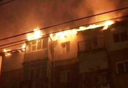 Zeci de persoane evacuate din cauza unui incendiu la acoperisul unui bloc