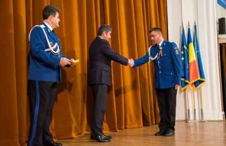 Vezi cui i-a înmânat mistrul Gabriel Oprea, insigna onorifică „Jandarmul de onoare al anului” la Botoșani