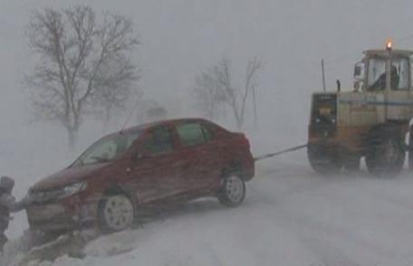 Ninsorile au făcut prăpăd în nordul ţării: Drumuri blocate, accidente şi temperaturi extrem de scăzute - VIDEO