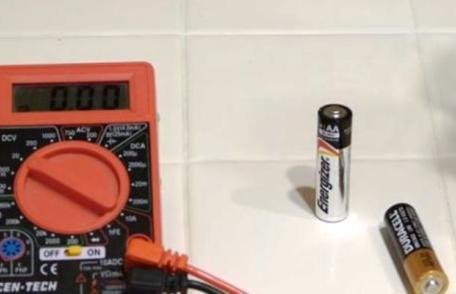 Vezi cum poți afla în 2 secunde dacă o baterie este sau nu descărcată - VIDEO