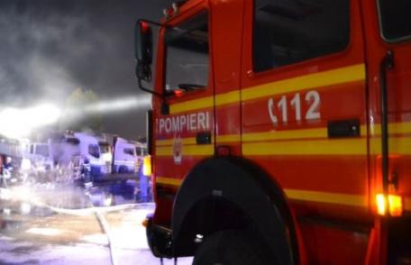 Camion parcat în curtea unei societăţi comerciale, distrus într-un incendiu
