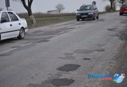 E bine și așa! Până la „marea asfaltare” se face „marea peticeală” pe DN 29B Dorohoi-Botoșani - FOTO
