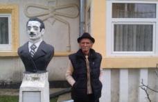 Moş Dumitru, artistul rom din Dorohoi care şi-a făcut singur statuie în curte, a ajuns vedetă națională