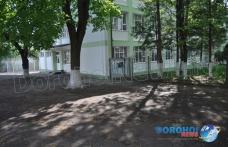 Consiliul Local Dorohoi a aprobat reabilitarea trotuarelor de acces la Școala Gimnazială „Spiru Haret”