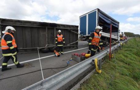 Remorca unui camion din România s-a răsturnat din cauza vântului, pe o autostradă din Franţa