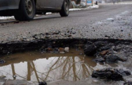 Două treimi din şoselele României sunt stricate sau expirate şi intră în reparaţii. De ce se strică drumurile după doi ani?