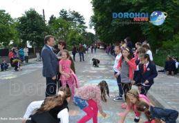 Distracție, zâmbete şi desene pe asfalt în prima zi de spectacol la Zilele Copilului Dorohoi 2015 - FOTO