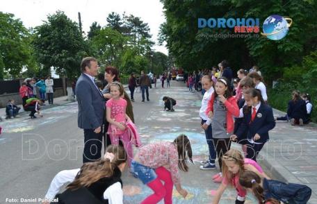 Distracție, zâmbete şi desene pe asfalt în prima zi de spectacol la Zilele Copilului Dorohoi 2015 - FOTO