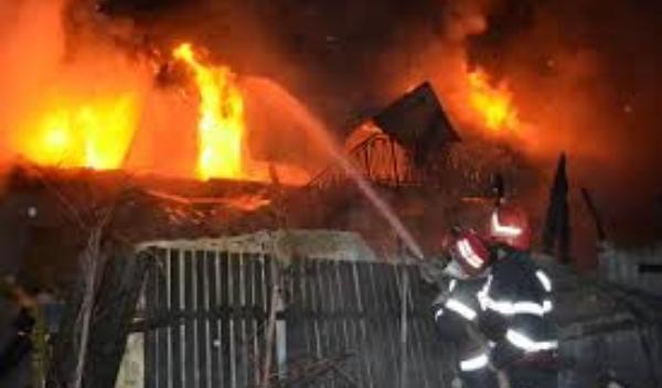 Două case afectate de un incendiu