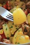 Salată de cartofi, ton și roșii