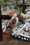 Durere fără margini! Polițistul găsit împușcat s-a sinucis pe mormântul fiicei sale care murise la vârsta de un an