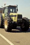 Conducerea tractoarelor pe drumurile publice ar putea fi acceptată cu permis de conducere din alte categorii