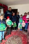 Moș Nicolae a fost ajutat de polițiști în distribuirea de cadouri unor copii din Ungureni, Mitoc, Flămânzi și Rădăuți Prut – FOTO