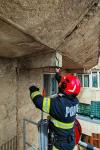 Botoșani: Intervenție pentru îndepărtarea unor elemente de construcție care prezentau pericol pentru trecători