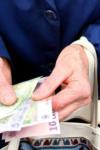 Ajutorul de 400 de lei ajunge luna asta la pensionarii cu venituri mici. Ce trebuie să faci dacă banii nu intră și cui trebuie să te adresezi