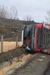 TIR încărcat cu 25 de tone de grâu răsturnat în afara părții carosabile în comuna Copălău
