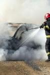 Mașină distrusă de foc pe o stradă din Botoșani - FOTO