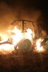 Tractor parcat într-o gospodărie, mistuit de flăcări