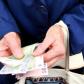 Ajutorul de 400 de lei ajunge luna asta la pensionarii cu venituri mici. Ce trebuie să faci dacă banii nu intră și cui trebuie să te adresezi