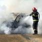 Mașină distrusă de foc pe o stradă din Botoșani - FOTO