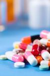România suspendă temporar distribuția în afara țării a nouă medicamente antibiotice și antitermice