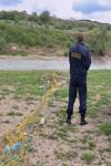 Polițiștii de frontieră curăță Prutul de plase monofilament interzise de lege