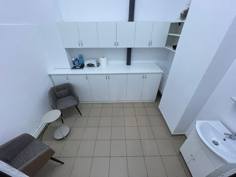 Ofer spre închiriere o cameră într-un salon, BarberShop - 1