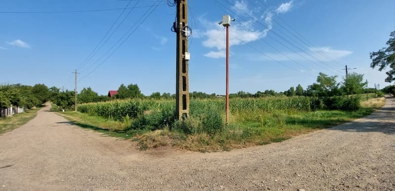 Vând teren intravilan, cu două fronturi stradale și utilități în Dumbrăvița - 1